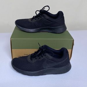 SOLD - Nike Women’s Tanjun Shoes. US 7.